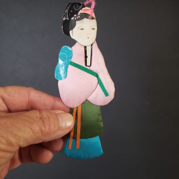 Adorable Vintage Set of 8 Chinese Silk and Paper Dolls 4" tall Asian Figures - Picture 5 of 11